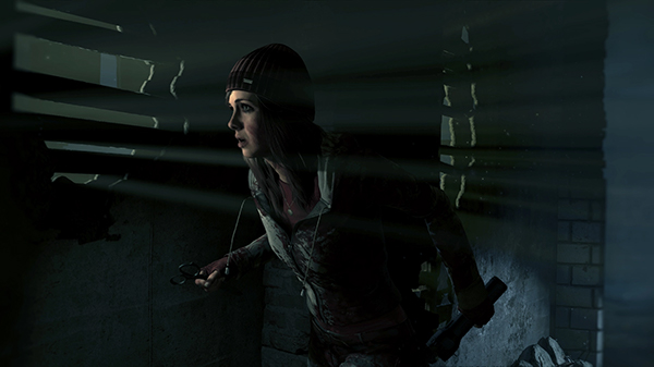 Until Dawn oyunundan Beth kırık duvarın arkasında saklanıyor.